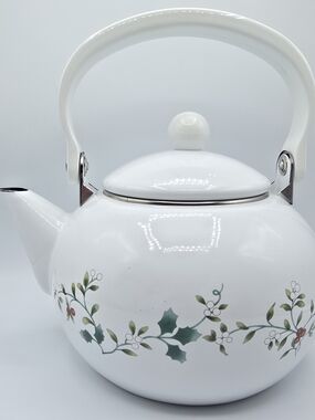VTG Pfaltzgraff Winterberry White Enamel Tea Kettle Teapot Holly Berry 2 Qt